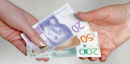»Lönekarteller« ska stoppas: »Enda sättet att få upp sin lön är att sluta«