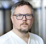 Klinikchefer fick söka om sina jobb – nu gapar deras stolar tomma