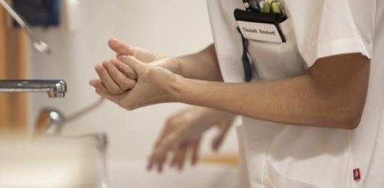 Underläkare ersätter sjuksköterskor: »Det är otroligt utbrett«