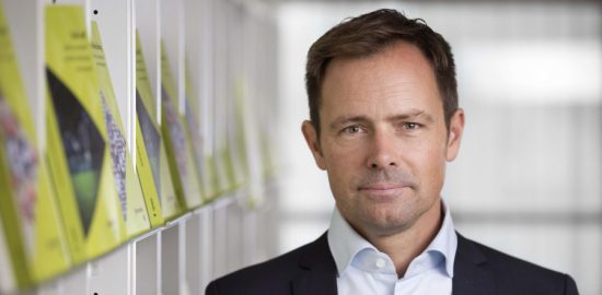 Han ska hjälpa regeringen att ta ett fastare grepp om sjukvården