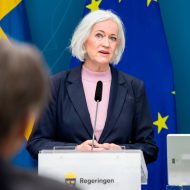 Sjukvårdsministern pressad om »olagligt långa vårdköer«